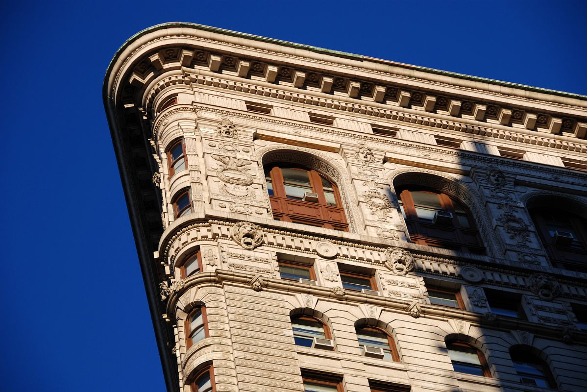 02-07 Close Up Of The Side Of The Flatiron Building In New York Madison Square Park